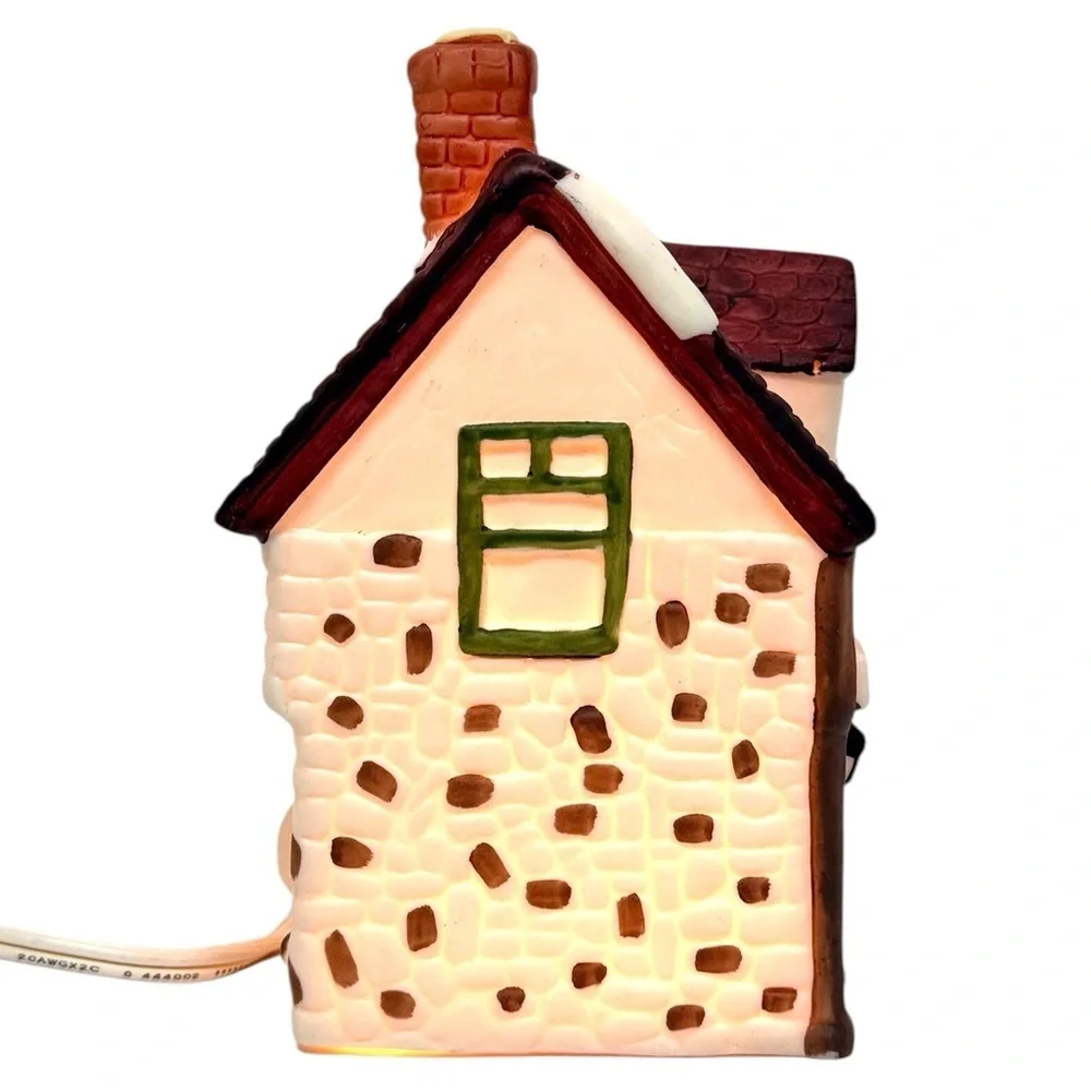 Department 56 Crowntree Inn Holiday Decor Brown/Cream/Green Lighted EUC